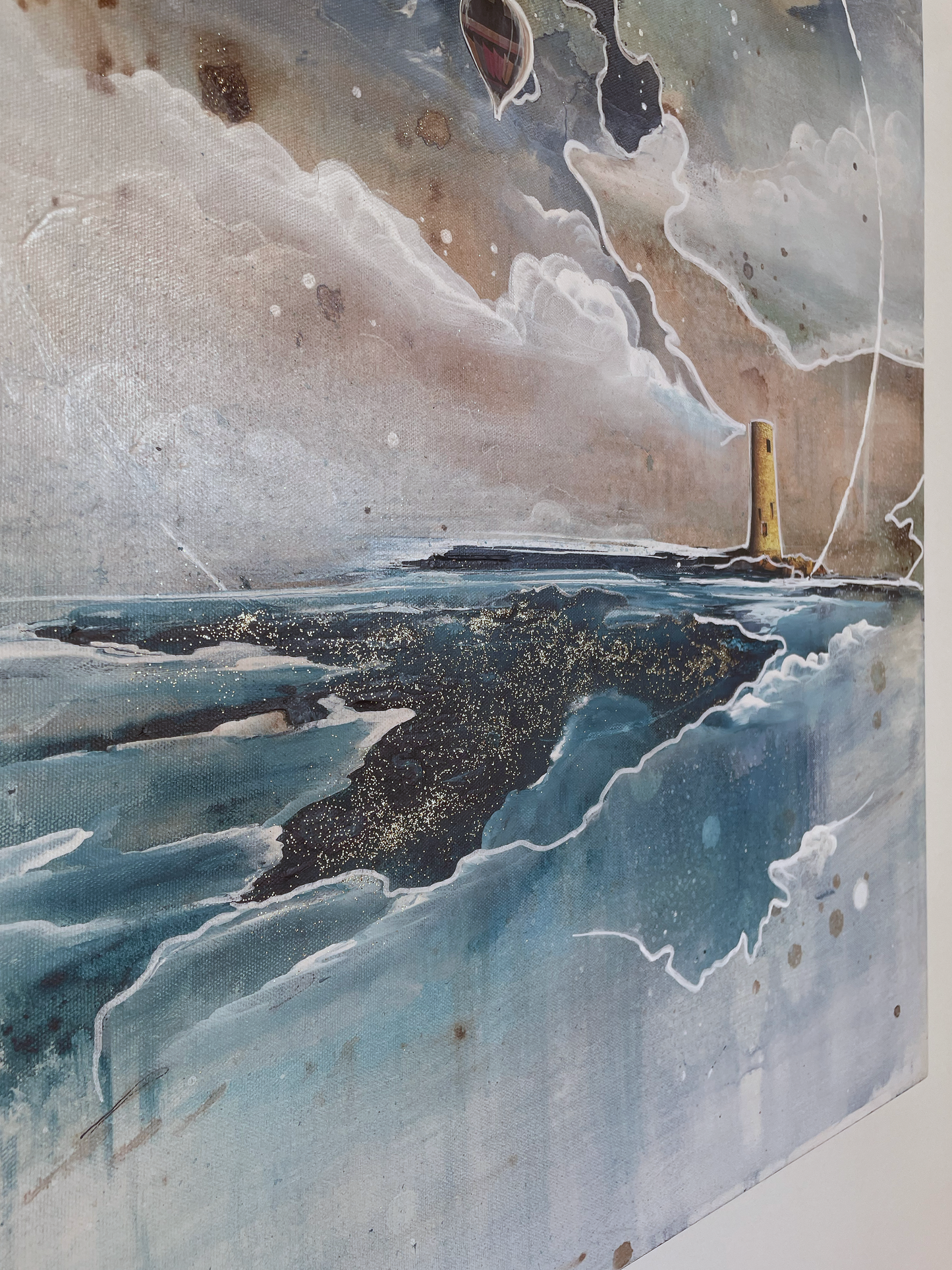 Ce phare de vieilles pierres est oublié depuis depuis trop longtemps rêve que d'une chose, de pouvoir s'envoler comme une montgolfière.